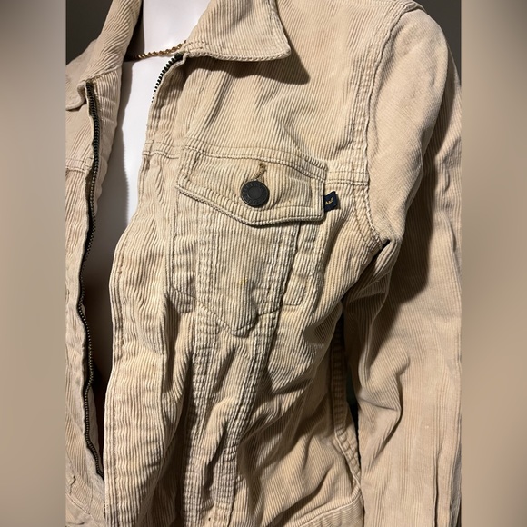 Abercrombie & Fitch - Picture 9 of 11